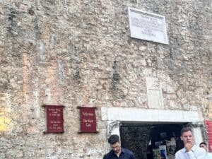 הכניסה בשער של חומות העיר העתיקה של בודווה