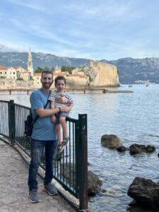 לירון המומחה למונטנגרו בטיילת The View of Budva עם הבן שלו