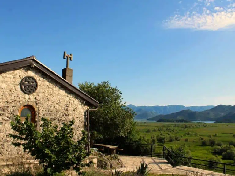 שייט באגם סקאדר למנזר קום (Kom Monastery)
