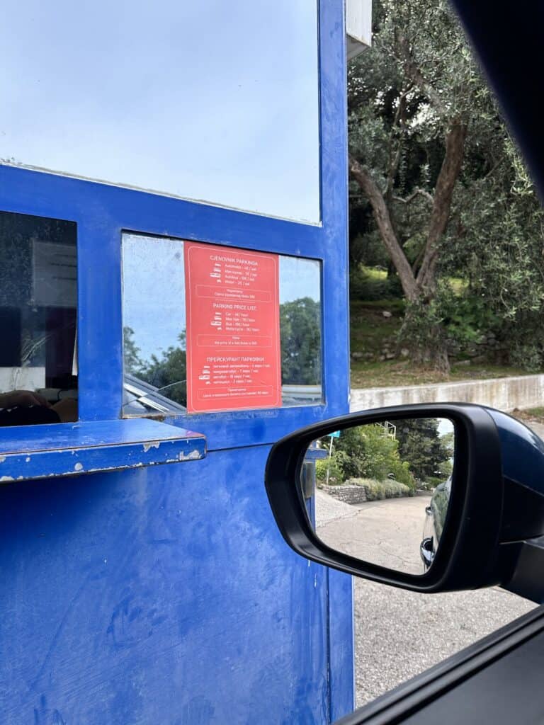 תשלום על החנייה למטה ביציאה מהחניון
